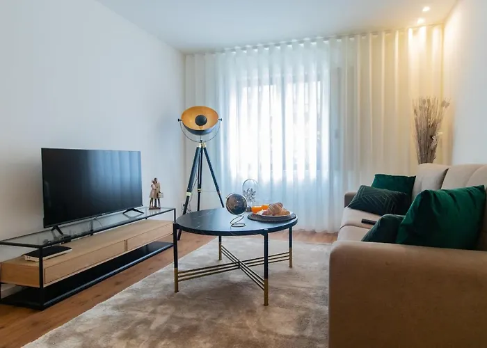 Stunning Apartment W/ Free Parking By Lovelystay