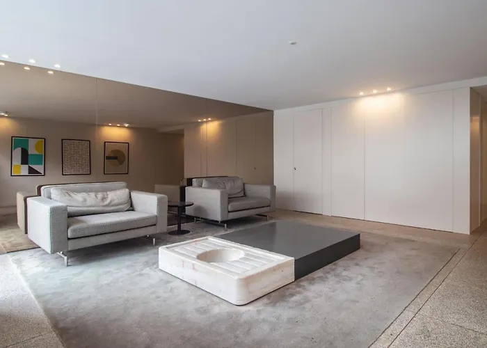 Stunning Apartment W/ Free Parking By Lovelystay